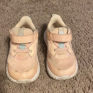 Peach/pink Nike shoes toddler 6